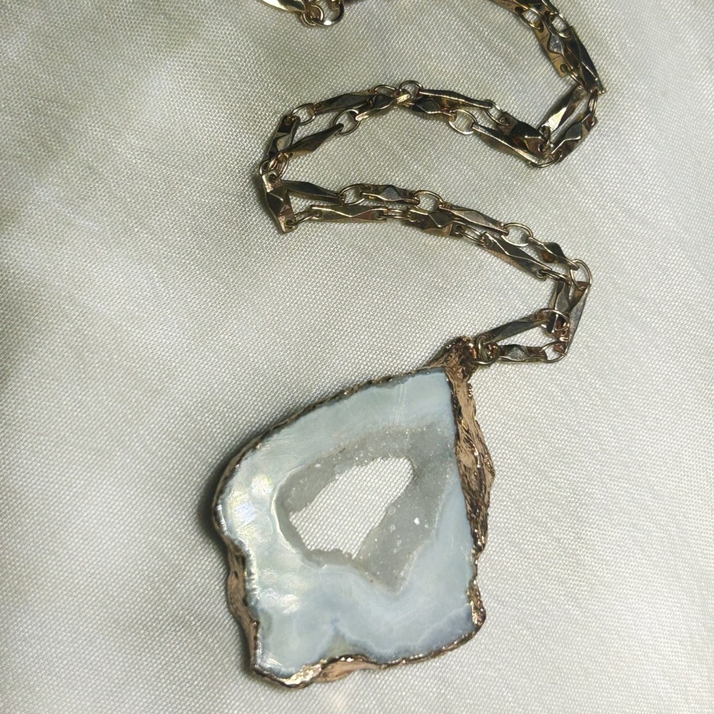 NWOT Faux Geode Necklace